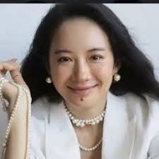 何一姐.